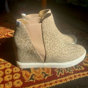 Coconuts by Matisse size 8.5